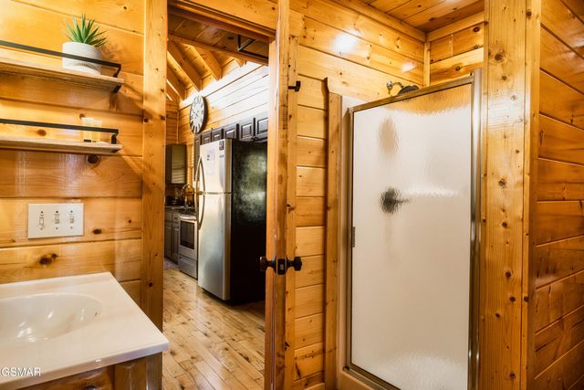 2017 Settlers Ridge Way, Gatlinburg, TN 37738