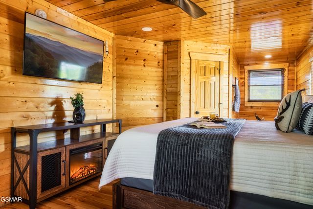 2017 Settlers Ridge Way, Gatlinburg, TN 37738