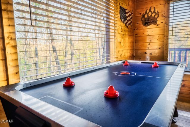 2017 Settlers Ridge Way, Gatlinburg, TN 37738