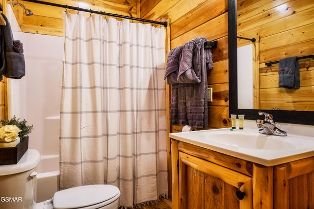 2017 Settlers Ridge Way, Gatlinburg, TN 37738