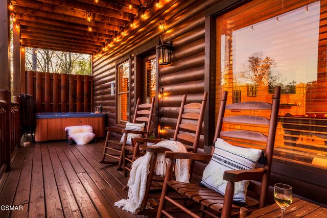 2017 Settlers Ridge Way, Gatlinburg, TN 37738