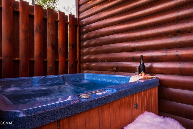 2017 Settlers Ridge Way, Gatlinburg, TN 37738