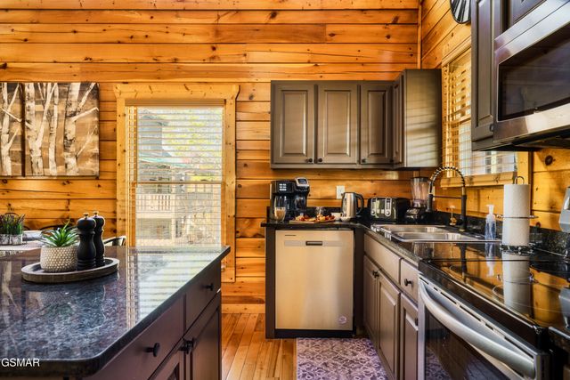 2017 Settlers Ridge Way, Gatlinburg, TN 37738