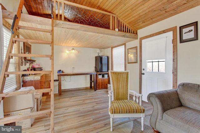 6 N WATER ST, Spring Grove, PA 17362