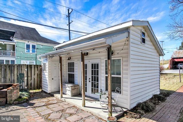 6 N WATER ST, Spring Grove, PA 17362