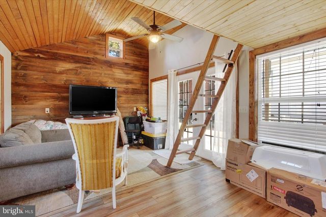 6 N WATER ST, Spring Grove, PA 17362