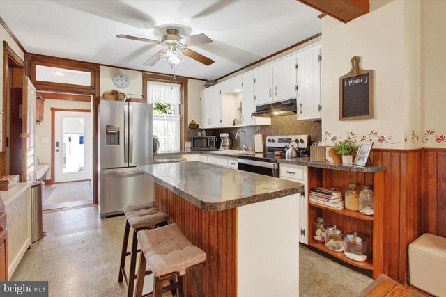 6 N WATER ST, Spring Grove, PA 17362