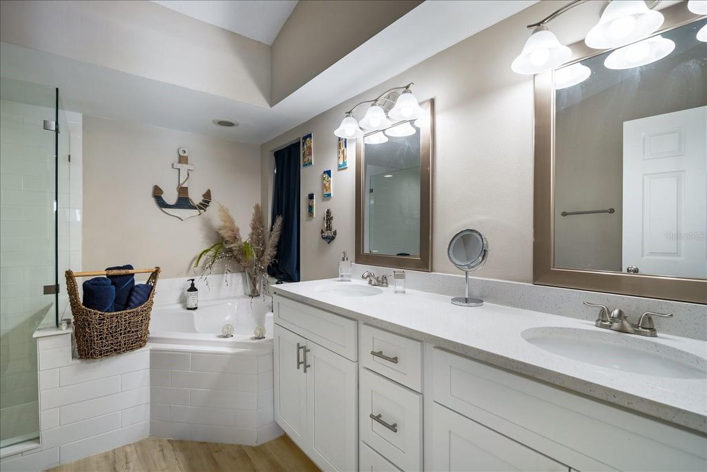 Image 15 of property listing at 2110 LAINDALE PLACE, Valrico, FL 33596
