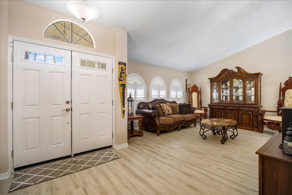 Image 5 of property listing at 2110 LAINDALE PLACE, Valrico, FL 33596
