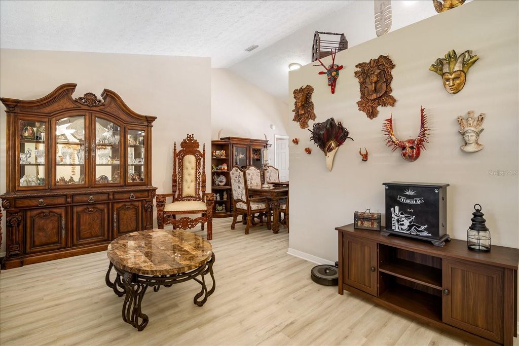 Image 6 of property listing at 2110 LAINDALE PLACE, Valrico, FL 33596