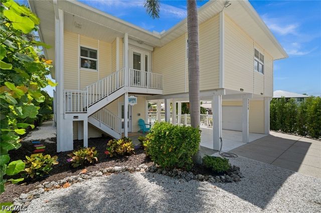 2315 Cherimoya LN, St James City, FL 33956