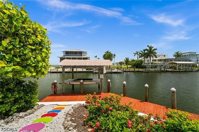 2315 Cherimoya LN, St James City, FL 33956