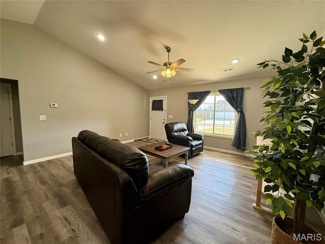 329 Apple Park Way, Poplar Bluff, MO 63901