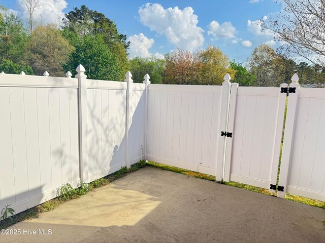 1801 Fox Den Way 2, Greenville, NC 27858