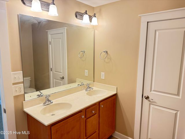 1801 Fox Den Way 2, Greenville, NC 27858