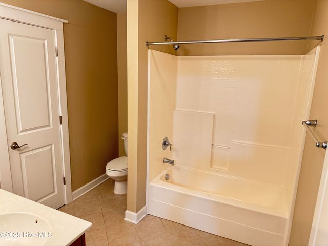 1801 Fox Den Way 2, Greenville, NC 27858