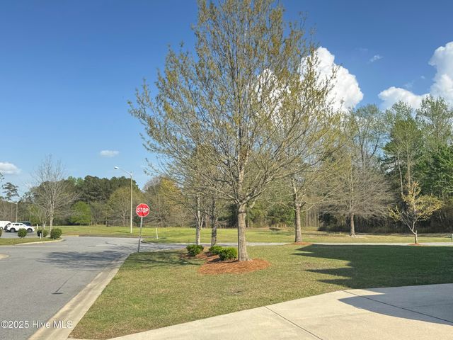 1801 Fox Den Way 2, Greenville, NC 27858