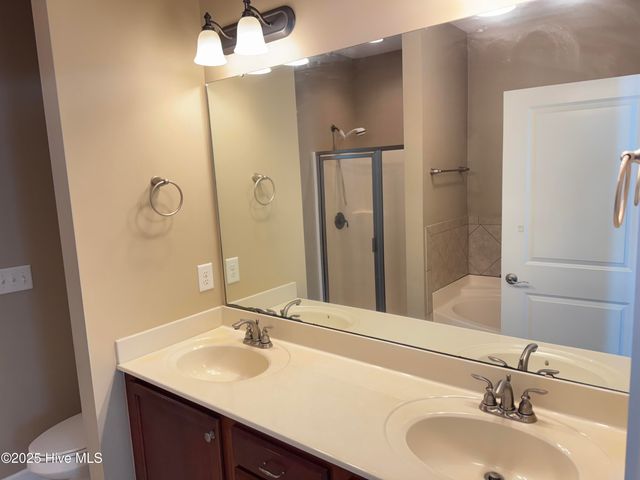 1801 Fox Den Way 2, Greenville, NC 27858