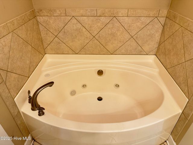 1801 Fox Den Way 2, Greenville, NC 27858