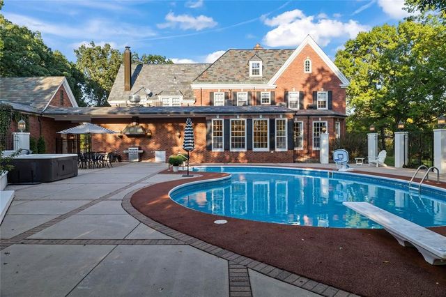 3545 Lincoln Place Drive, Des Moines, IA 50312