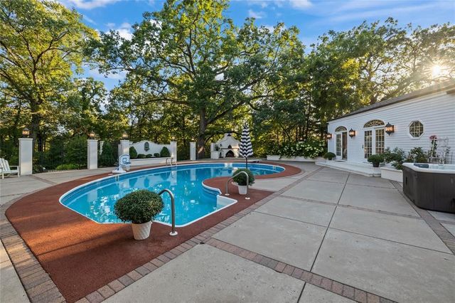 3545 Lincoln Place Drive, Des Moines, IA 50312