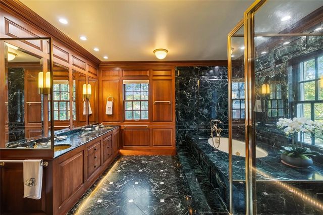 3545 Lincoln Place Drive, Des Moines, IA 50312