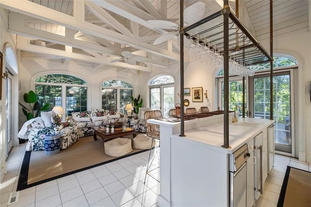 3545 Lincoln Place Drive, Des Moines, IA 50312