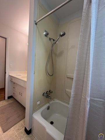 3903 SW Burlingame RD, Topeka, KS 66609