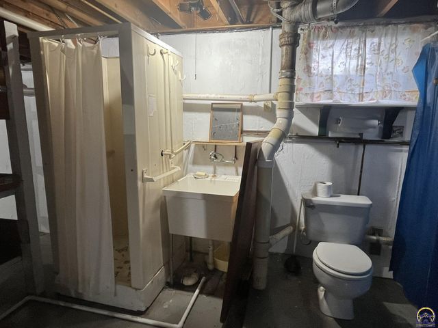 3903 SW Burlingame RD, Topeka, KS 66609