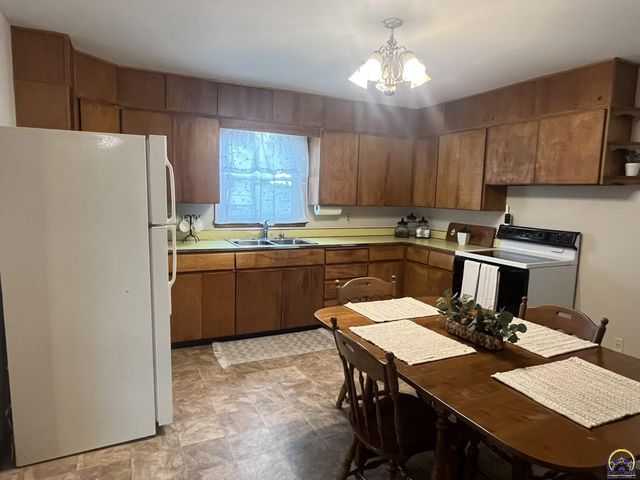 3903 SW Burlingame RD, Topeka, KS 66609