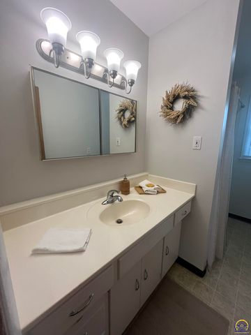 3903 SW Burlingame RD, Topeka, KS 66609