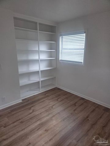 6011 Greenwood Ln, Pensacola, FL 32504