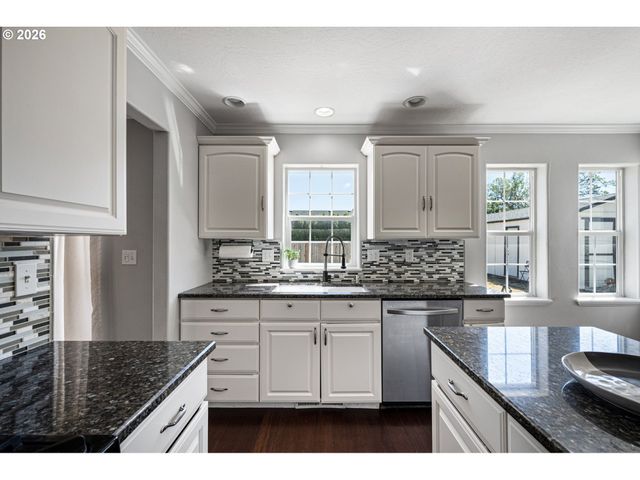 6030 ST HELENA St, Eugene, OR 97402
