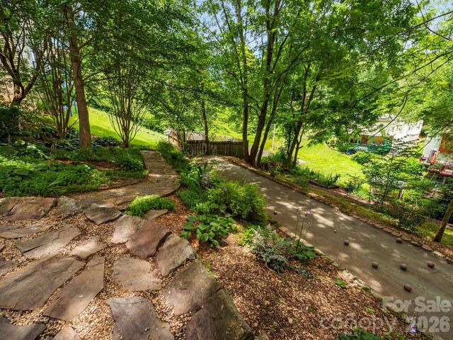 16 Jefferson Drive, Asheville, NC 28801