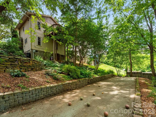 16 Jefferson Drive, Asheville, NC 28801