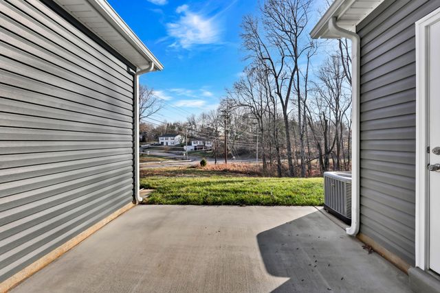 105 Quarry Point Dr, Clarksville, TN 37043