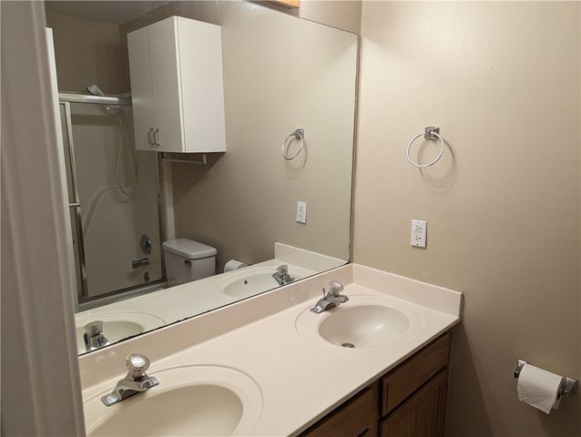 2082 E Farr Lane, Fayetteville, AR 72703