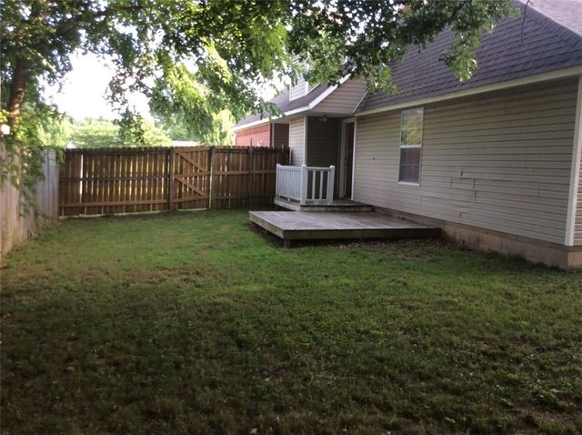 2082 E Farr Lane, Fayetteville, AR 72703