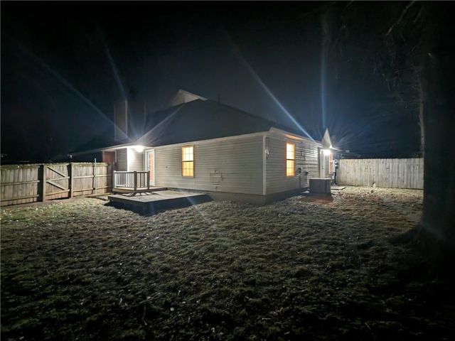 2082 E Farr Lane, Fayetteville, AR 72703