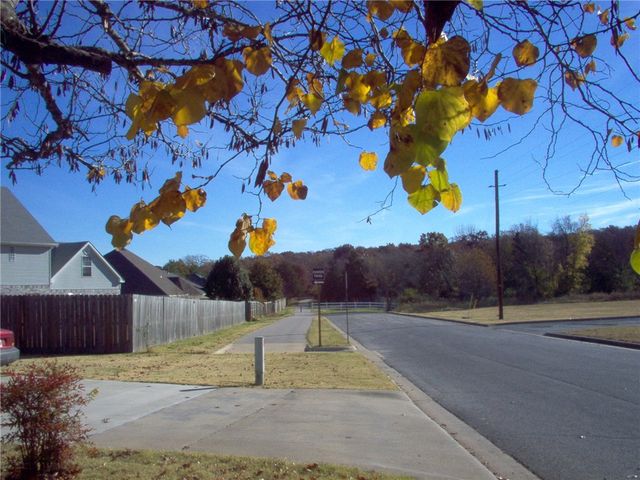 2082 E Farr Lane, Fayetteville, AR 72703