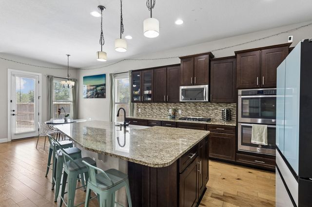 106 Groesbeck LN, Leander, TX 78641