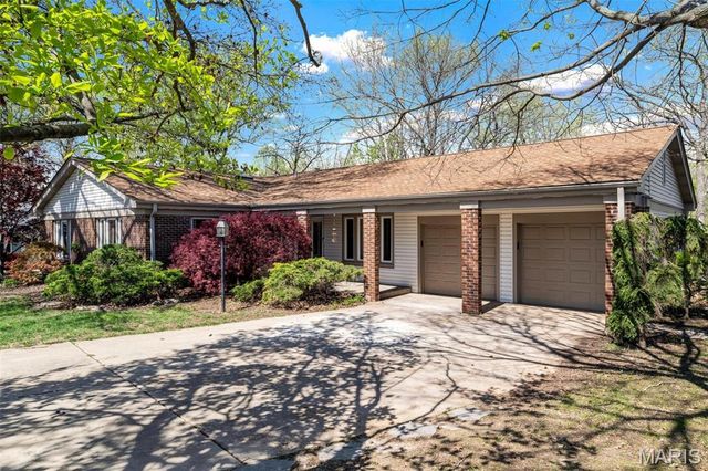 1869 Walnutway Drive, St Louis, MO 63146
