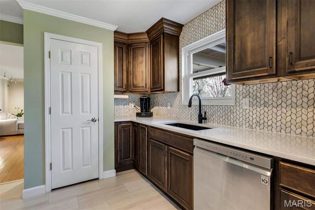 1869 Walnutway Drive, St Louis, MO 63146