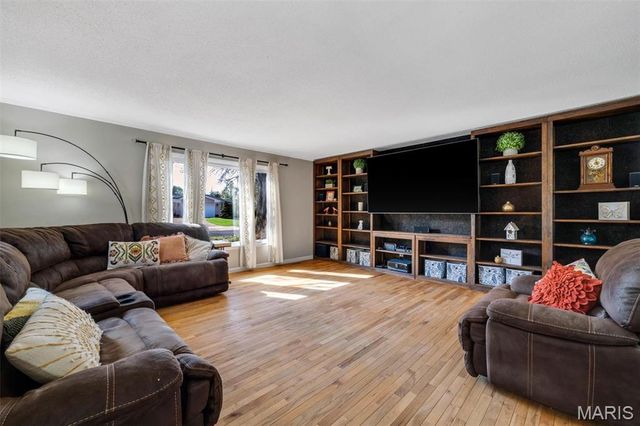 1869 Walnutway Drive, St Louis, MO 63146