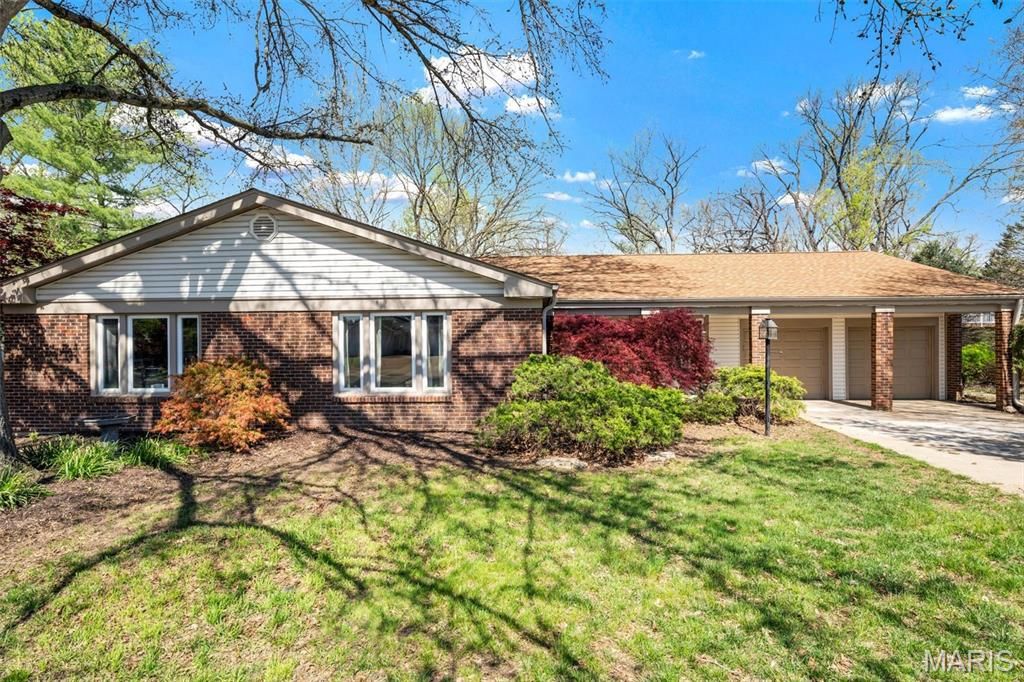 1869 Walnutway Drive, St Louis, MO 63146