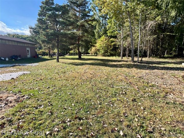 9280 River Road, Clay, MI 48001