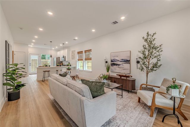 9527 Beckley St, Houston, TX 77088