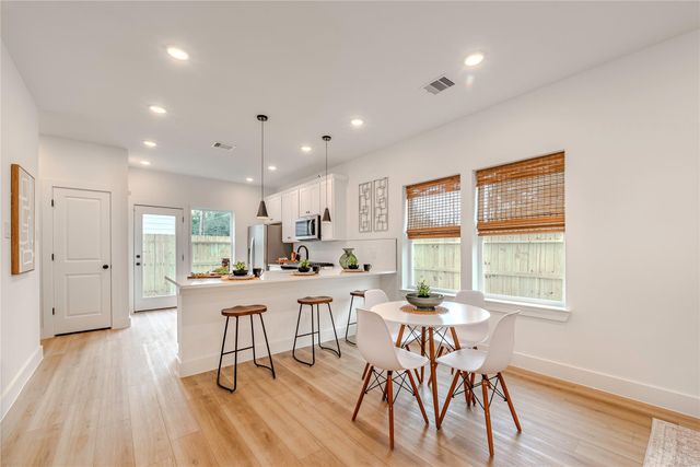 9527 Beckley St, Houston, TX 77088