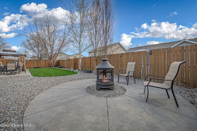 2033 N BUNTING LN, Post Falls, ID 83854