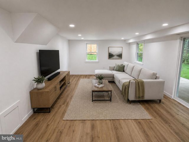 2921 SENAK RD, Abington, PA 19001